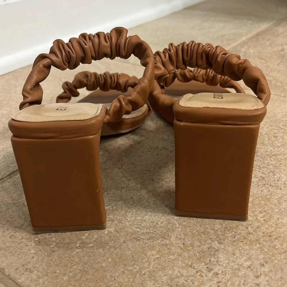 Express Heels - Picture 4 of 6